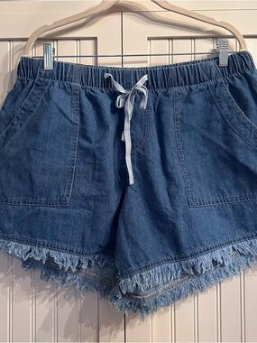 Relaxed Indigo Denim Frayed-Hem Women's Shorts